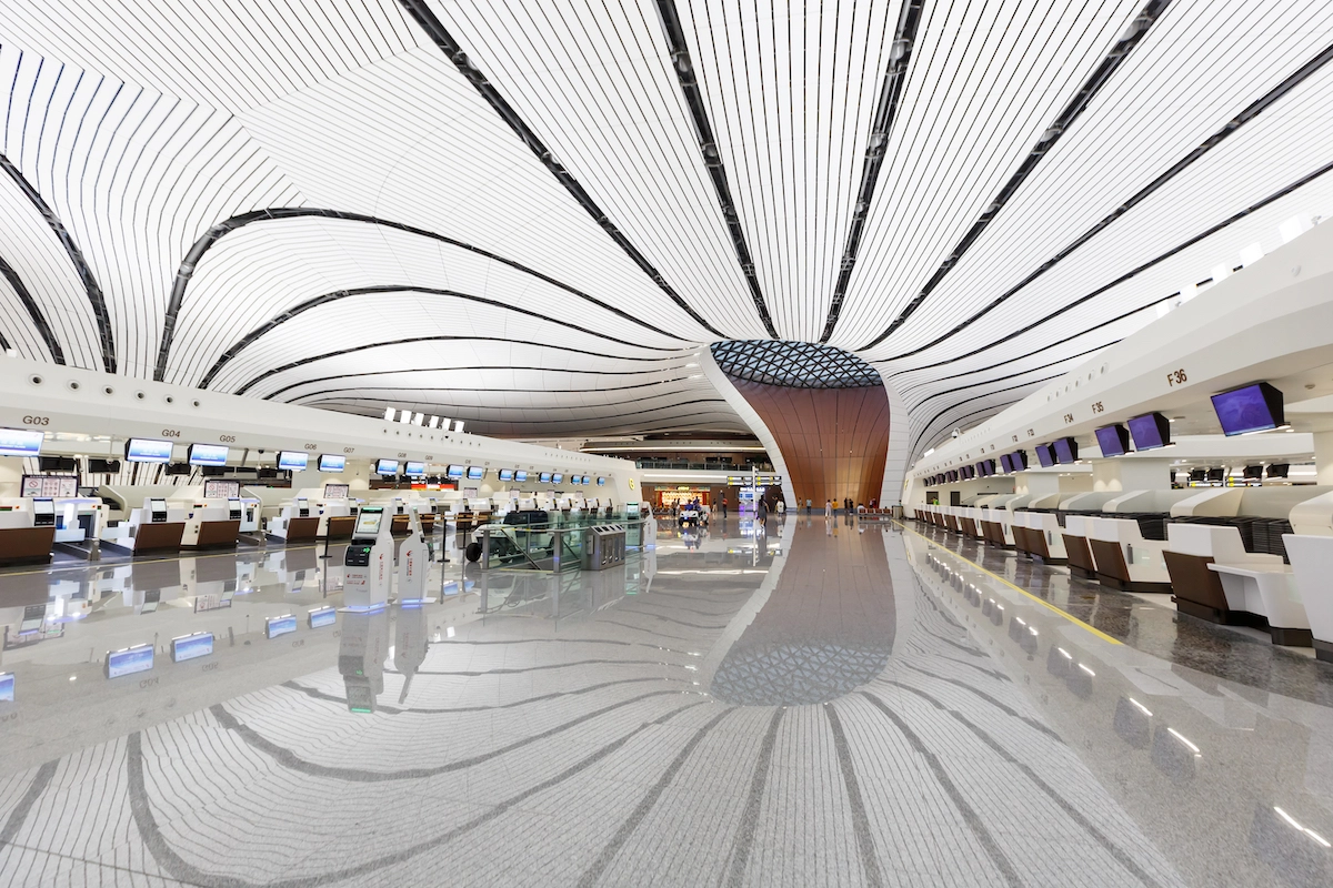 Interior del aeropuerto internacional de Beijing Daxing, China