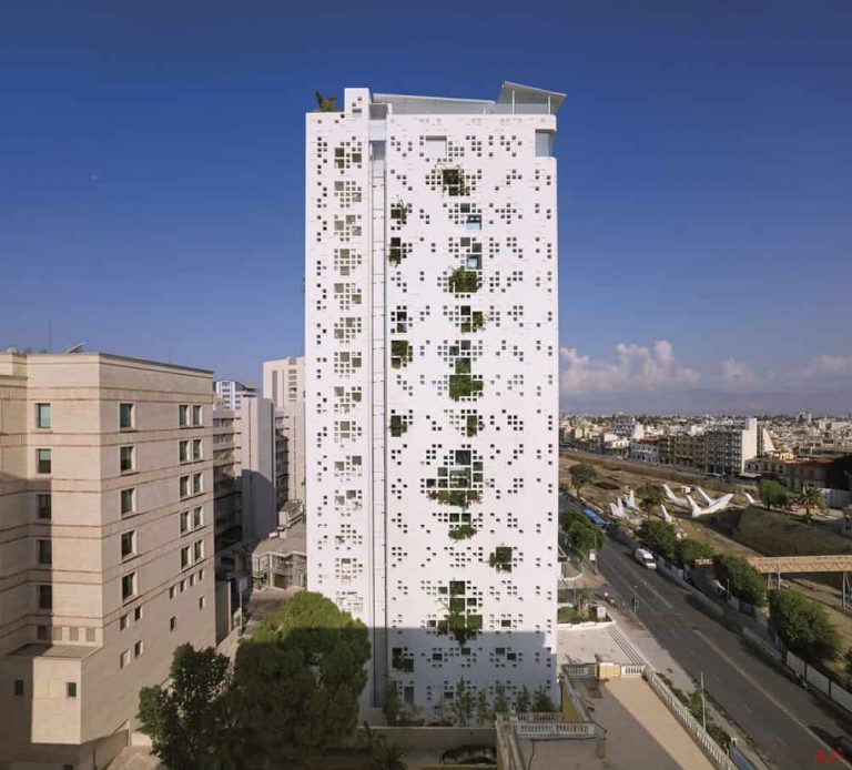Las paredes blancas de Jean Nouvel en Chipre mantienen viva la arquitectura del paisaje y la torre