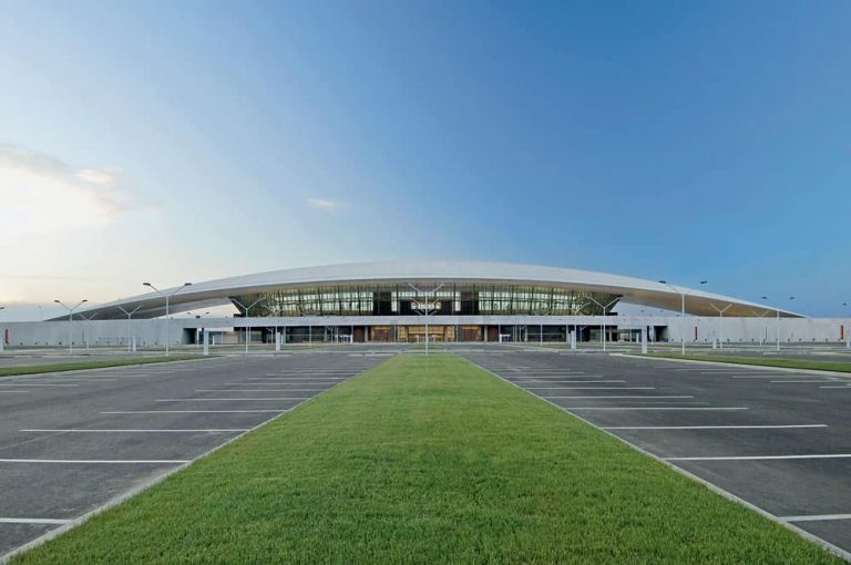 El Aeropuerto Internacional de Carrasco Rafael Vinoly imita un paisaje ondulado con techo curvo