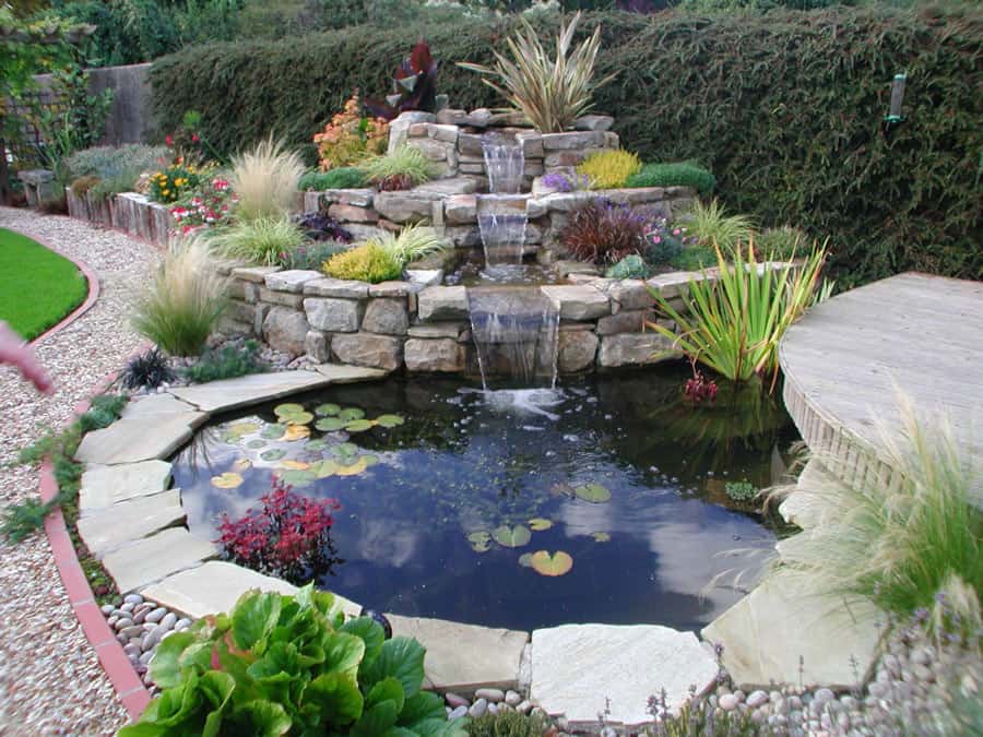 Ideas de paisajismo en el patio trasero de Rocks Water Pond