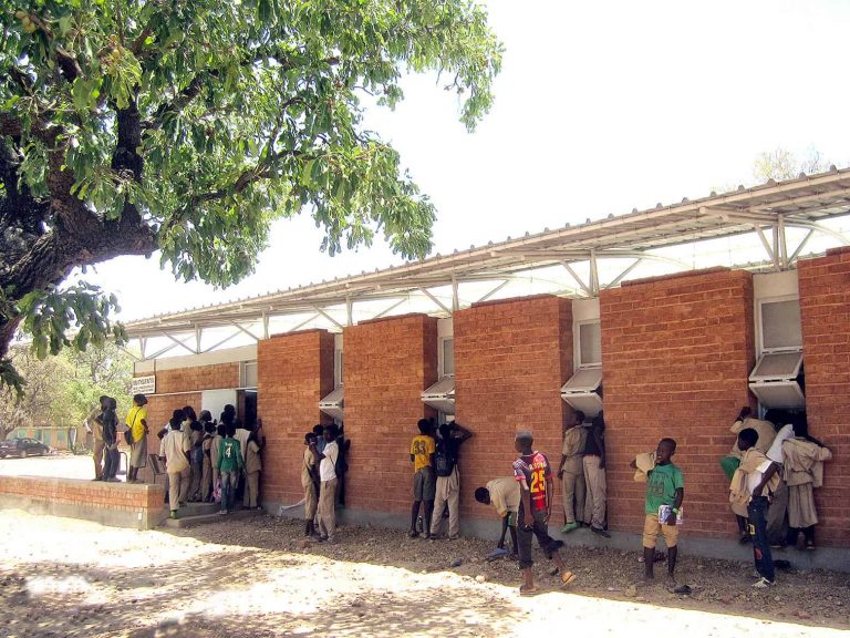 Biblioteca Katiou de Albert Faus: un refugio de libros para el departamento de Komsliga en Burkina Faso