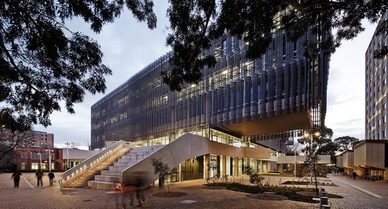 La escuela de diseño de Melbourne por John Wardle Architects & NADAA representa un hogar creativo ideal para estudiantes de arquitectura y profesores por igual