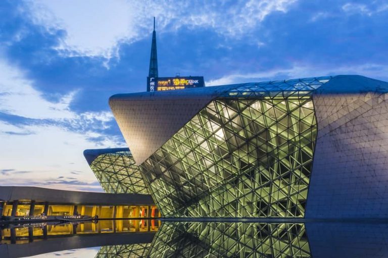 11 impresionantes edificios de Zaha Hadid: «La reina de la curva»