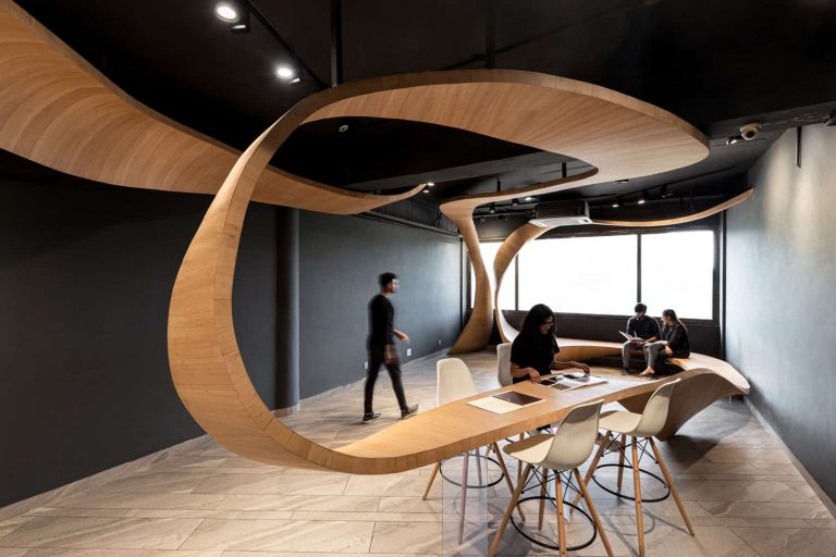 Studio Ardete transforma el interior de la tienda en un paisaje de arte en madera