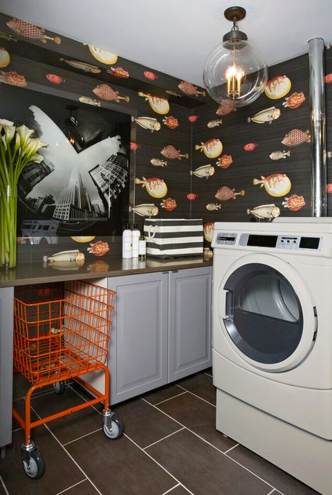 divertido lavadero con papel pintado con estampado de peces