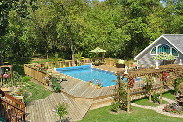 estilo de cubierta de piscina de madera para una piscina sobre el suelo