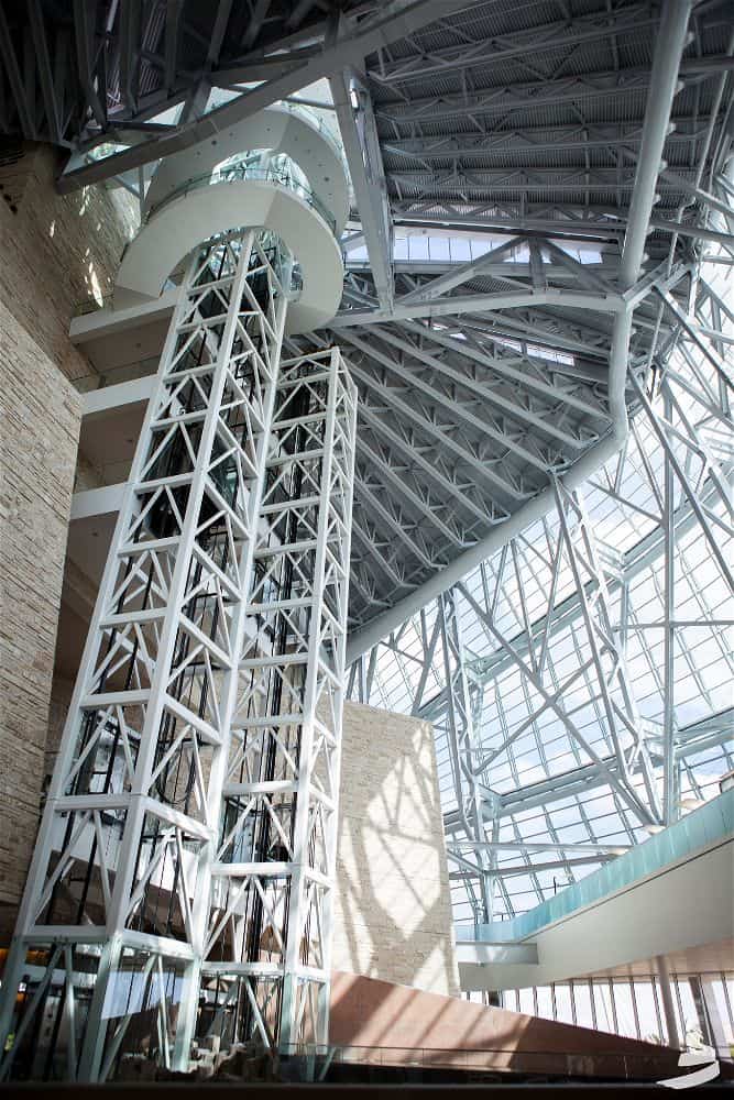 Interiores de edificios del Museo Canadiense de Derechos Humanos miembros de acero interconectados