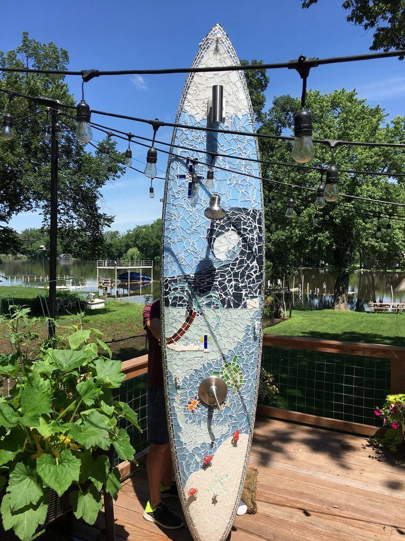 Ducha de tabla de surf inventiva al aire libre en el patio