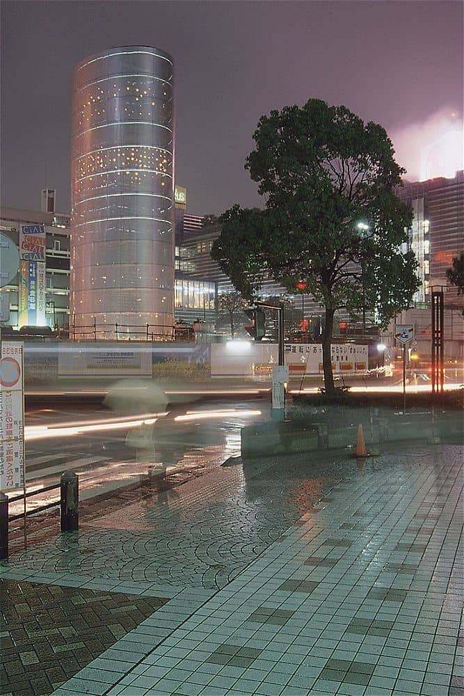 La torre de los vientos de Toyo Ito, una escultura tecnológica en Yokohama, Japón