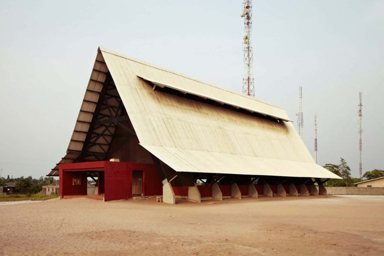 La absolutamente majestuosa iglesia Assinie-Mafia en Côte d’Ivoire por Koffi & Diabaté Architectes