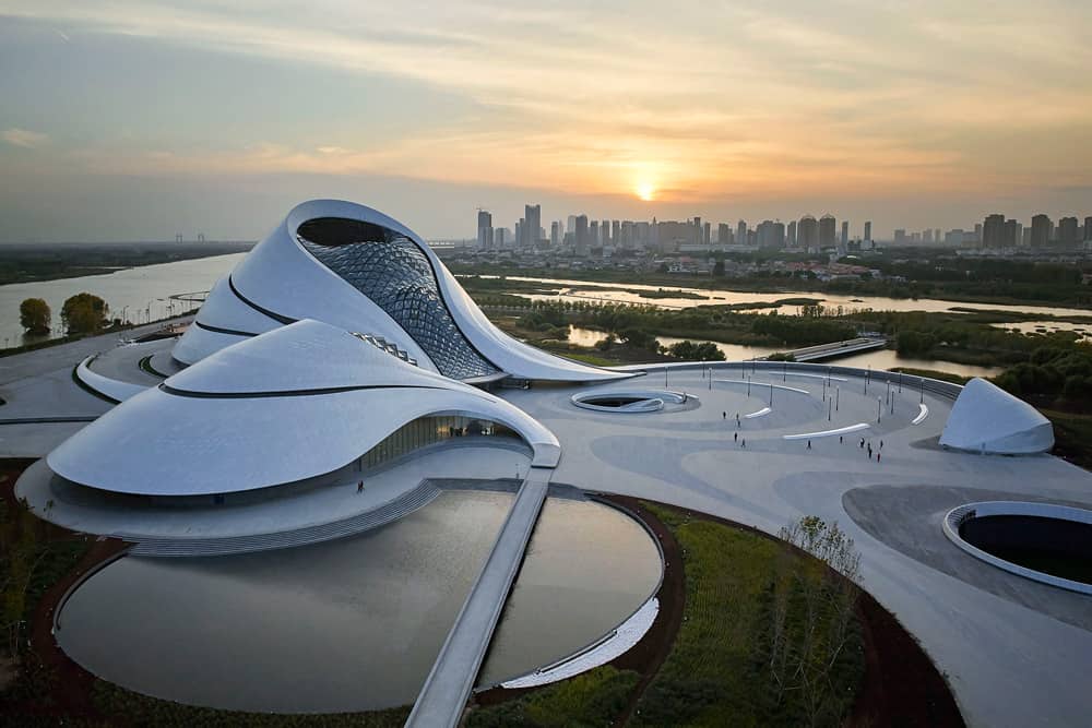 Emergiendo del paisaje está la ondulante Ópera de Harbin de MAD Architects