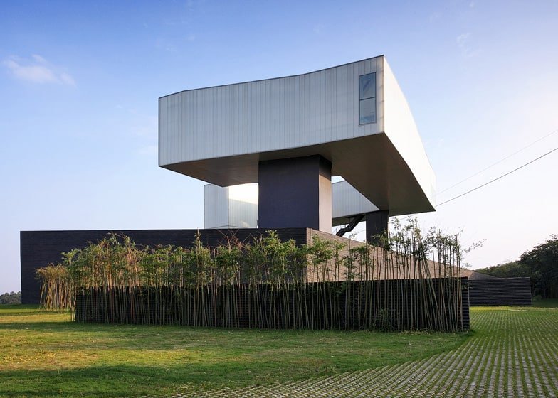 El Museo de Arte Nanjing Sifang transforma un paisaje boscoso en un enclave urbano por Steven Holl Architects