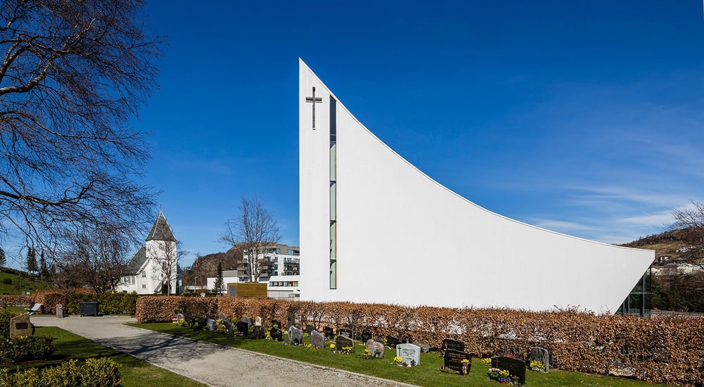 Link La iglesia de Algard de Arkitektur en Noruega pinta un paisaje montañoso con una forma dinámica