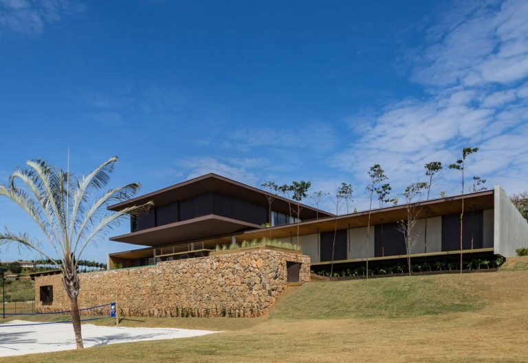 Padovani Arquitetos diseña una residencia CR adaptada orgánicamente en Sao Paulo