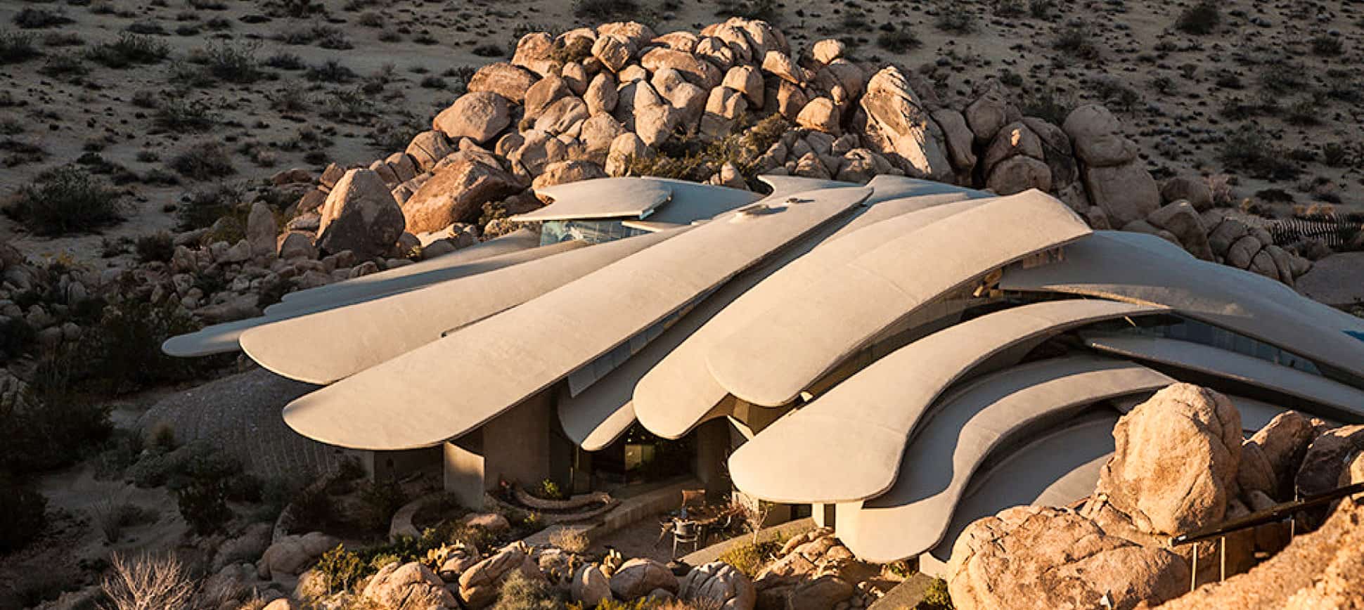 this-outrageous-alien-like-desert-mansion-is-for-sale